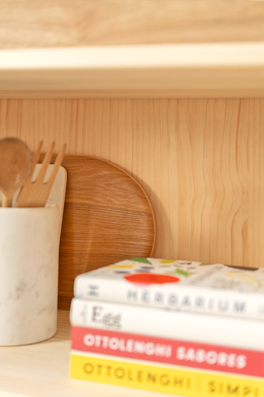 Imagen de ambiente 3 para:Vitrina aparador de madera
